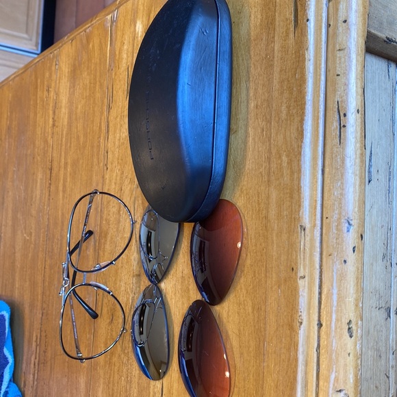 Like new sunglasses worn 3 times. - Picture 5 of 5